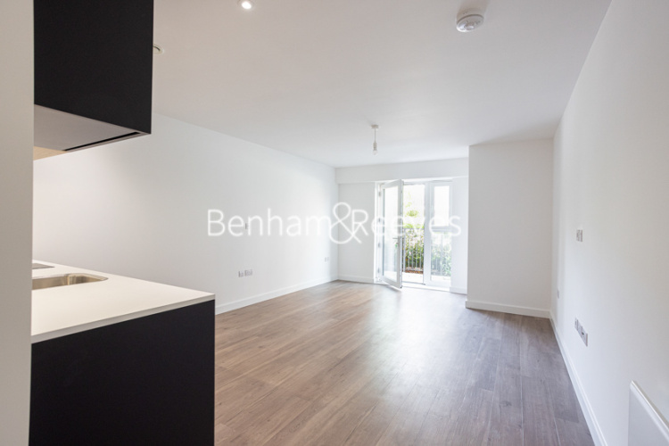 Studio flat to rent in Beaufort Square, Colindale, NW9-image 8