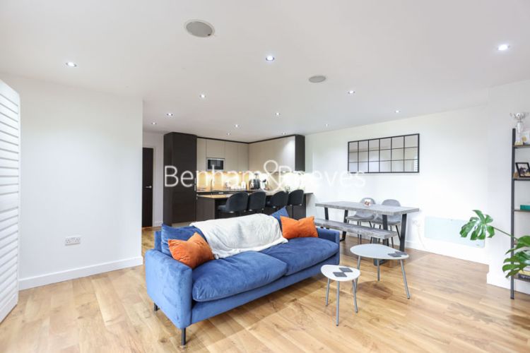 2 bedrooms flat to rent in Aerodrome Road, Beaufort Park, NW9-image 1