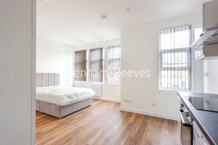Studio flat to rent in Mapesbury, Larch Road, NW2-image 3