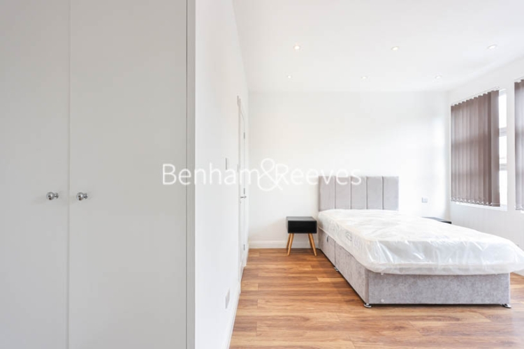 Studio flat to rent in Mapesbury, Larch Road, NW2-image 7