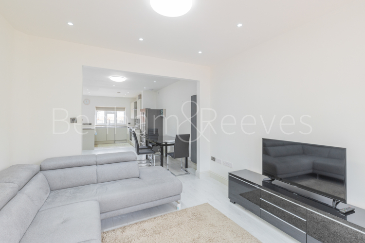 3 bedrooms flat to rent in Colin Park Road, Beaufort Park, NW9-image 1