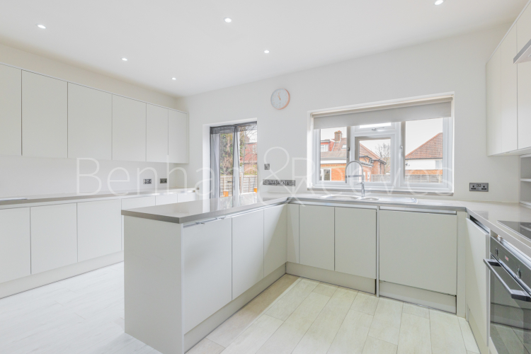3 bedrooms flat to rent in Colin Park Road, Beaufort Park, NW9-image 2