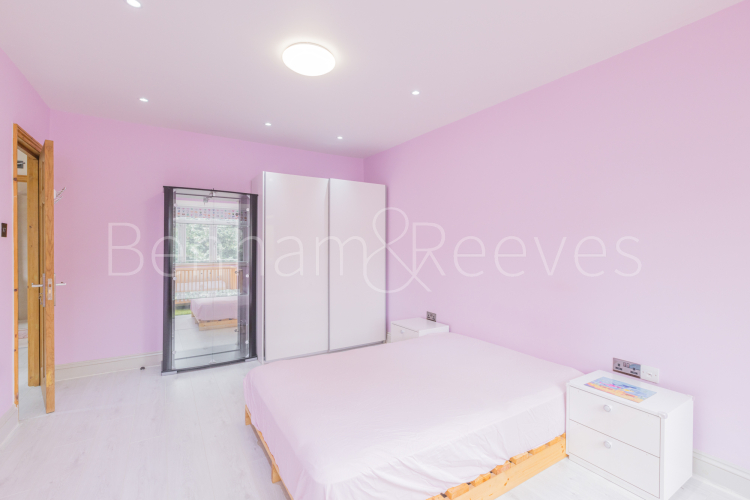 3 bedrooms flat to rent in Colin Park Road, Beaufort Park, NW9-image 4