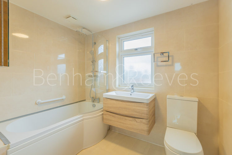 3 bedrooms flat to rent in Colin Park Road, Beaufort Park, NW9-image 5