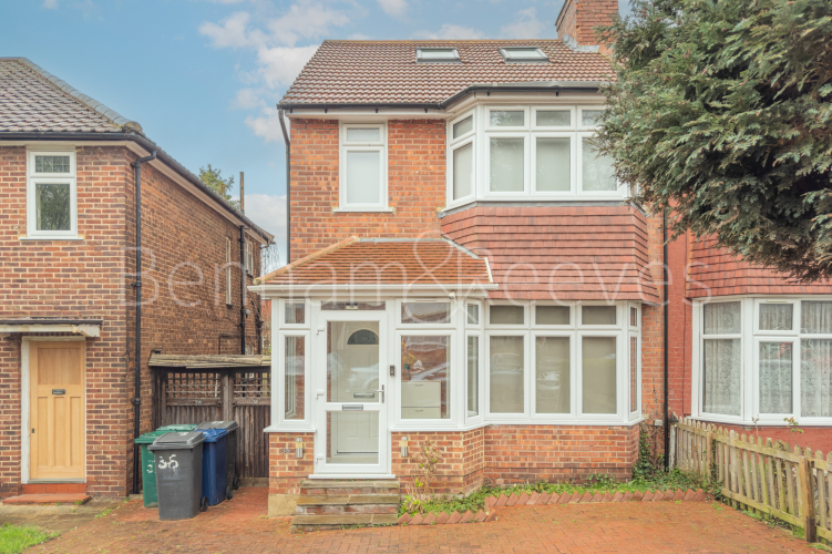 3 bedrooms flat to rent in Colin Park Road, Beaufort Park, NW9-image 7