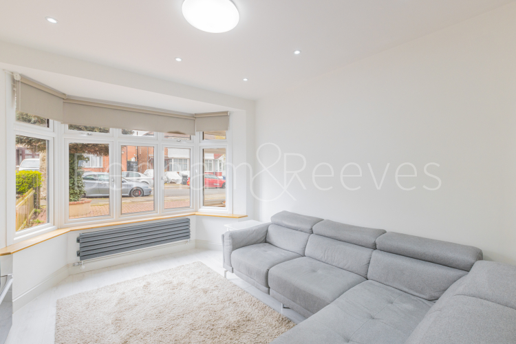 3 bedrooms flat to rent in Colin Park Road, Beaufort Park, NW9-image 8