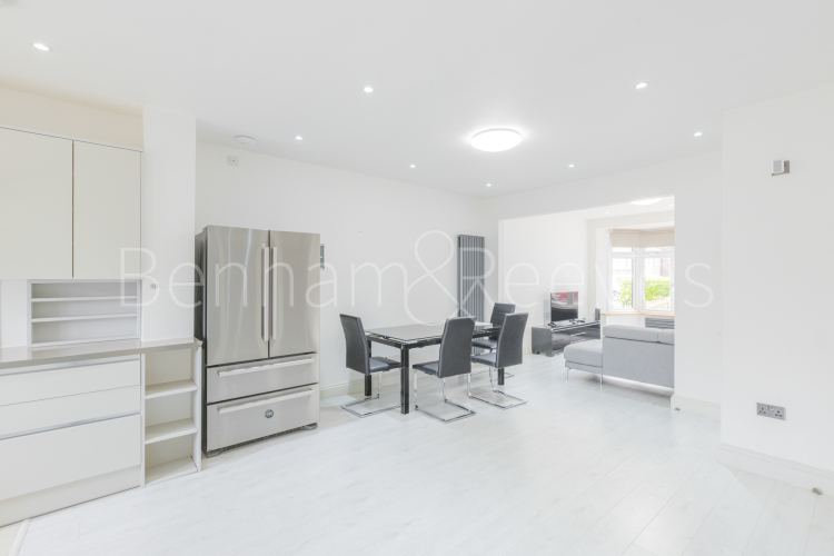 3 bedrooms flat to rent in Colin Park Road, Beaufort Park, NW9-image 15