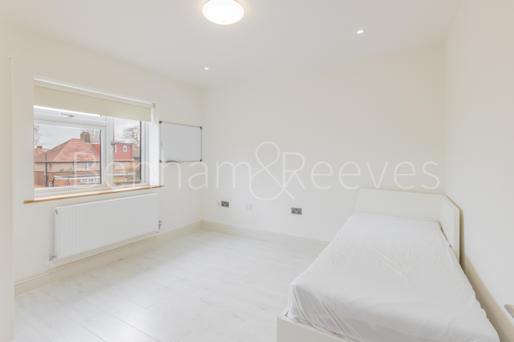 3 bedrooms flat to rent in Colin Park Road, Beaufort Park, NW9-image 16