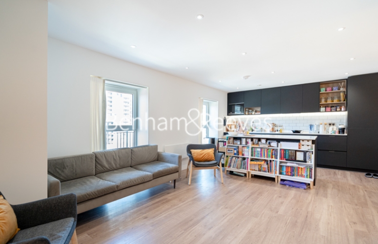 3 bedrooms flat to rent in East Drive, Beaufort Park, NW9-image 1