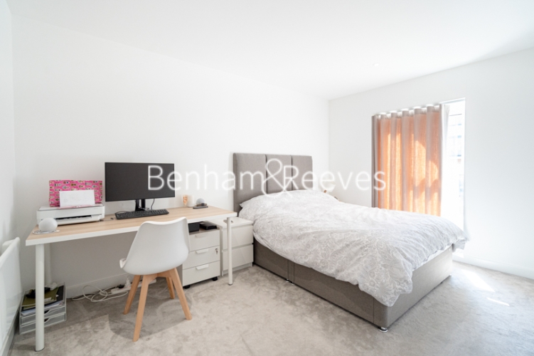 3 bedrooms flat to rent in East Drive, Beaufort Park, NW9-image 3