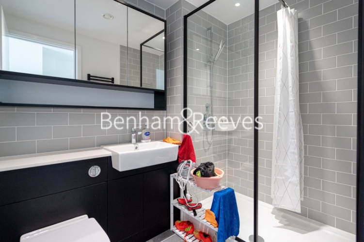 3 bedrooms flat to rent in East Drive, Beaufort Park, NW9-image 4