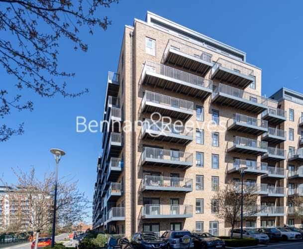 3 bedroom(s) flat to rent in East Drive, Beaufort Park, NW9, London