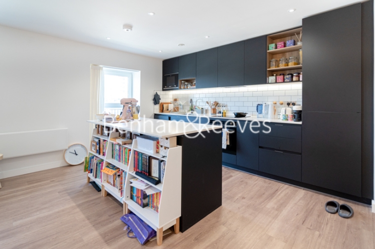 3 bedroom(s) flat to rent in East Drive, Beaufort Park, NW9, London