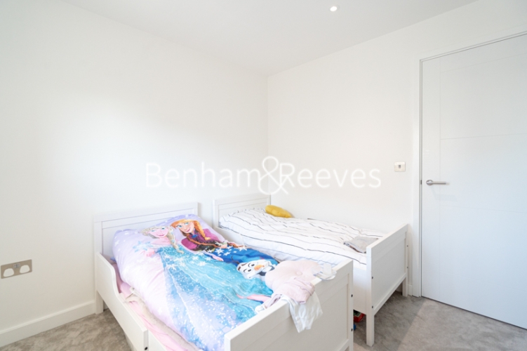 3 bedrooms flat to rent in East Drive, Beaufort Park, NW9-image 10