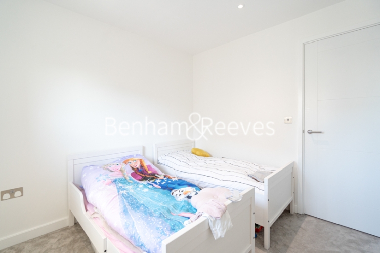 3 bedroom(s) flat to rent in East Drive, Beaufort Park, NW9, London