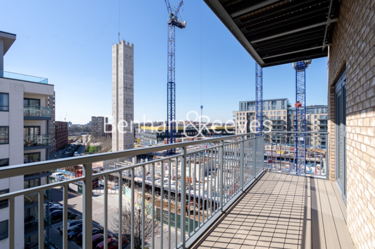 3 bedroom(s) flat to rent in East Drive, Beaufort Park, NW9, London