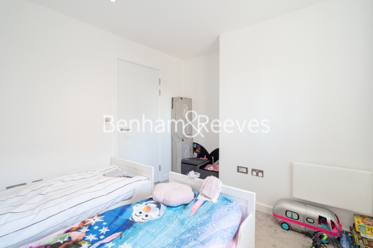 3 bedroom(s) flat to rent in East Drive, Beaufort Park, NW9, London