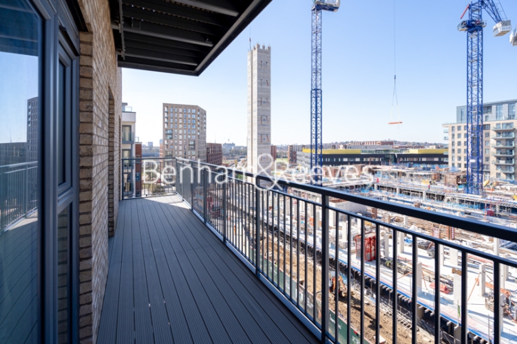 3 bedroom(s) flat to rent in East Drive, Beaufort Park, NW9, London