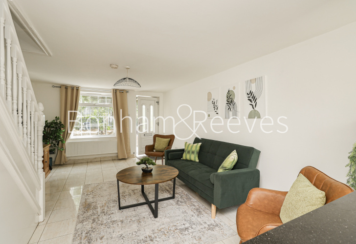 3  bedrooms flat to rent in The Burroughs, Colindal, NW4-image 1