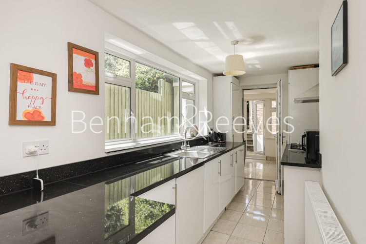 3  bedrooms flat to rent in The Burroughs, Colindal, NW4-image 2