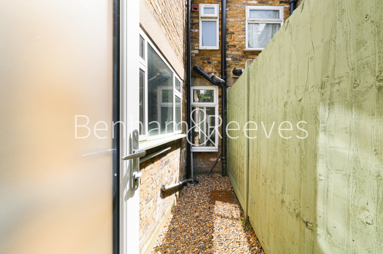 3  bedrooms flat to rent in The Burroughs, Colindal, NW4-image 5
