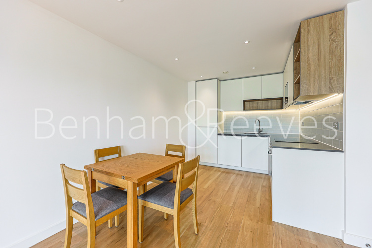 2  bedrooms flat to rent in Fairbank House, Beaufort Square, NW9-image 3