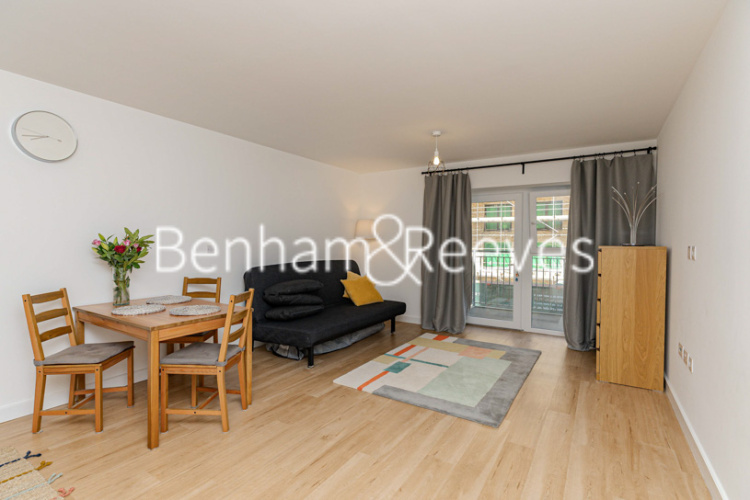 Studio flat to rent in East Drive, Beaufort Park, NW9-image 1