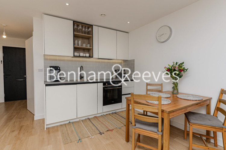 Studio flat to rent in East Drive, Beaufort Park, NW9-image 3