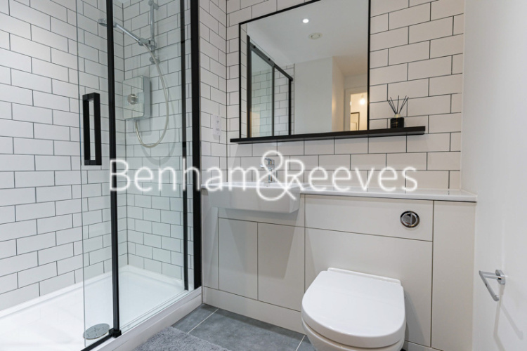 Studio flat to rent in East Drive, Beaufort Park, NW9-image 4