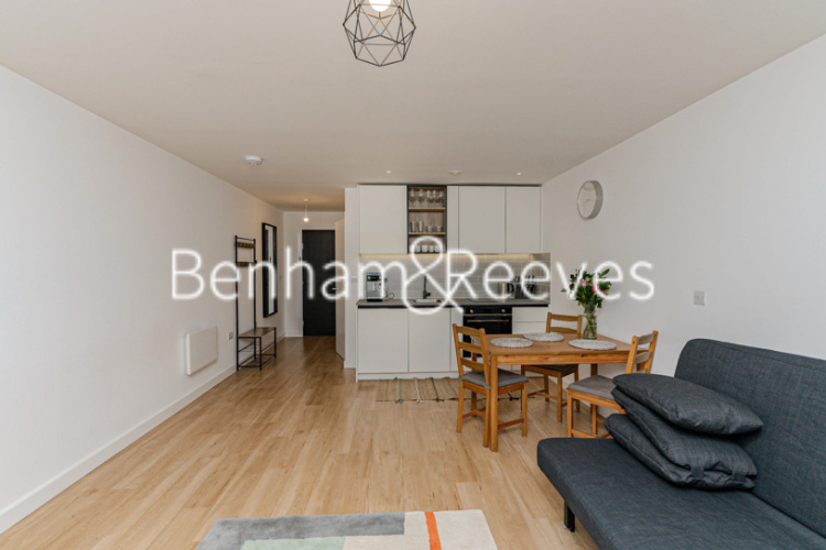 Studio flat to rent in East Drive, Beaufort Park, NW9-image 8