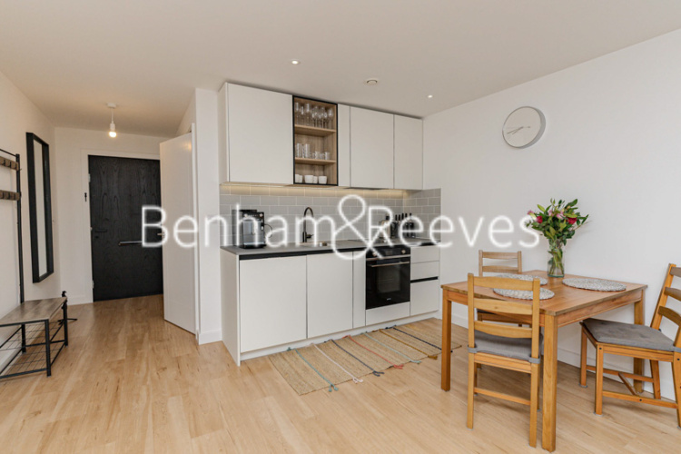 Studio flat to rent in East Drive, Beaufort Park, NW9-image 10