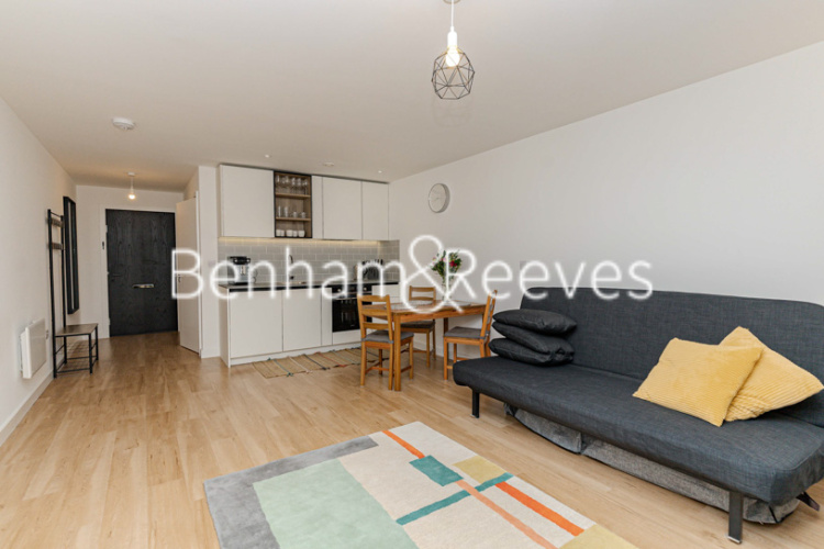 Studio flat to rent in East Drive, Beaufort Park, NW9-image 11