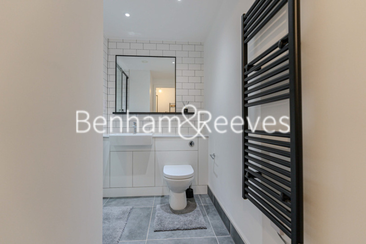 Studio flat to rent in East Drive, Beaufort Park, NW9-image 12