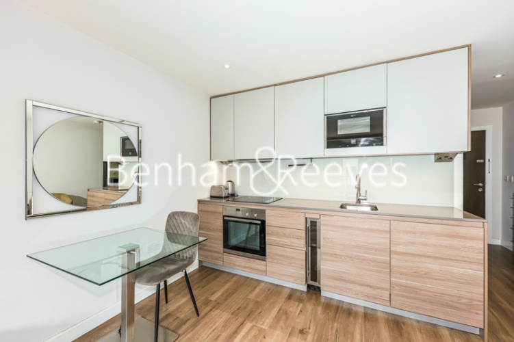 Studio flat to rent in Aerodrome Road, East Drive, NW9-image 2