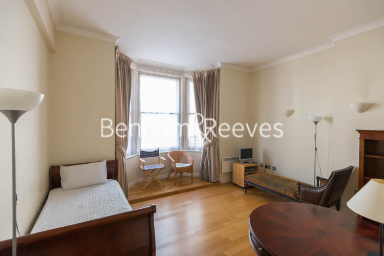 Studio flat to rent in Temple House, Temple Avenue, EC4Y-image 1