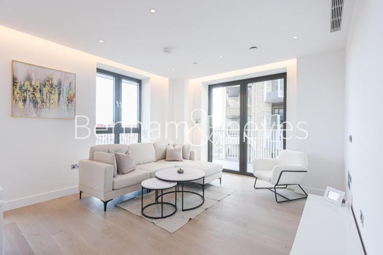 3  bedrooms flat to rent in Manuscript Cout, Postmark, WC1X-image 1