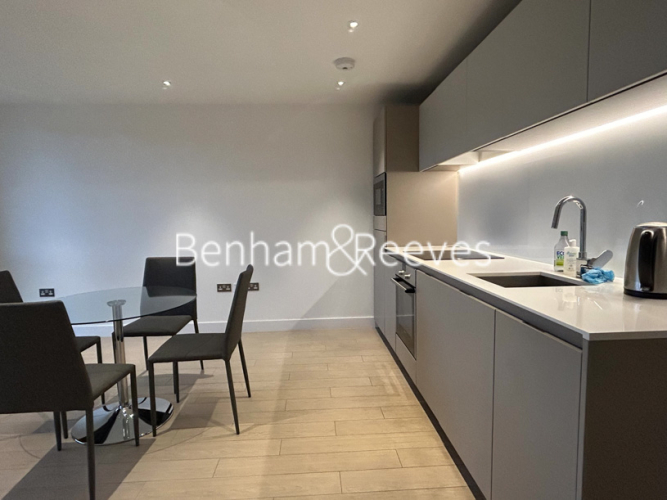 1 bedroom flat to rent in Canalside Square, Islington, N1-image 2