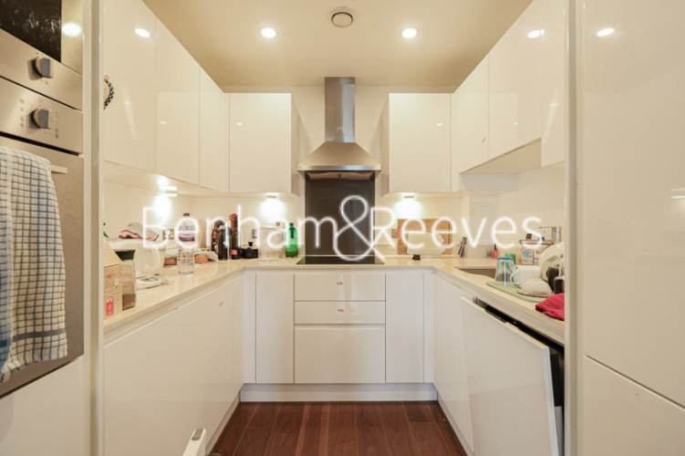 3  bedrooms flat to rent in Talisman Tower, Lincoln Plaza, E14-image 2