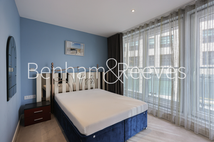 2 bedrooms flat to rent in Bezier Apartments, City Road,EC1Y-image 4