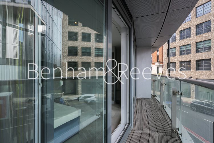 2 bedrooms flat to rent in Bezier Apartments, City Road,EC1Y-image 12