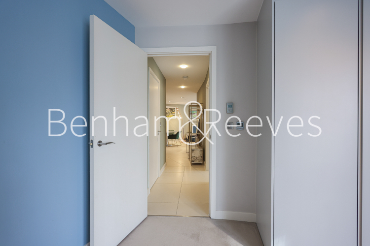 2 bedrooms flat to rent in Bezier Apartments, City Road,EC1Y-image 18