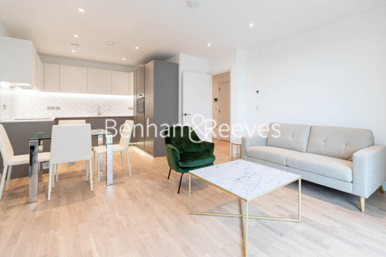 1  bedroom flat to rent in Greenleaf Walk, Southall, UB1-image 1