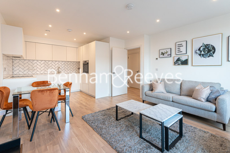 1  bedroom flat to rent in Accolade Avenue, Southall. UB1-image 2