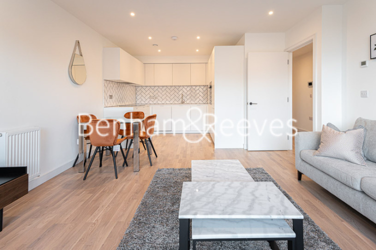 1  bedroom flat to rent in Accolade Avenue, Southall. UB1-image 3