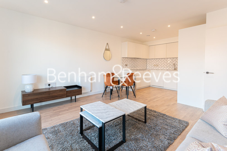 1  bedroom flat to rent in Accolade Avenue, Southall. UB1-image 7