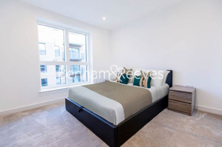 1 bedroom flat to rent in Greenleaf Walk, Southall, UB1-image 4