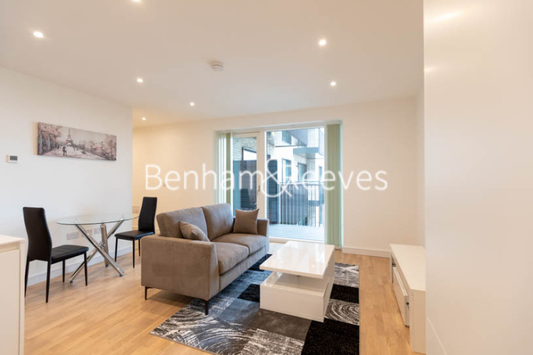 1  bedroom flat to rent in Accolade Avenue, Southall, UB1-image 1