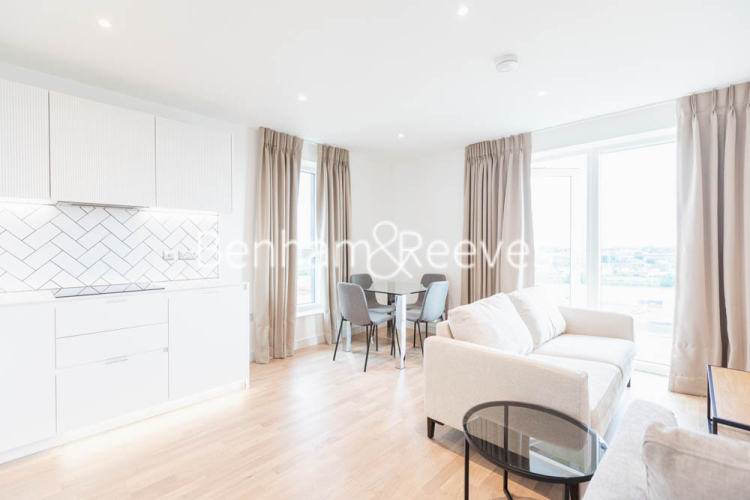 2  bedrooms flat to rent in Greenleaf Walk, Southall, UB1-image 1
