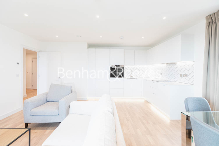 2  bedrooms flat to rent in Greenleaf Walk, Southall, UB1-image 2