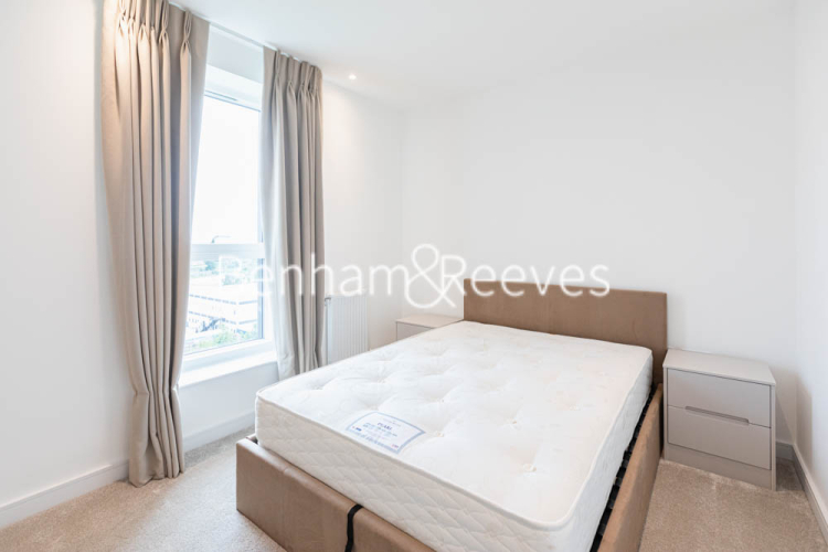 2  bedrooms flat to rent in Greenleaf Walk, Southall, UB1-image 3